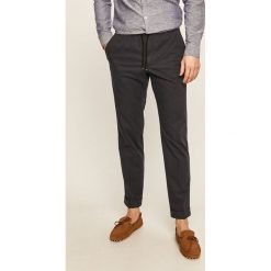 Tommy Hilfiger - Spodnie. Niebieskie spodnie męskie TOMMY HILFIGER, na co dzień, bez wzorów, z bawełny. W wyprzedaży za 459,90 zł.