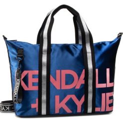 Torba KENDALL + KYLIE - KK-HBKK-220-0015-57 Navy Satin. Niebieskie torby podróżne bez wzorów, z materiału. W wyprzedaży za 239,00 zł.