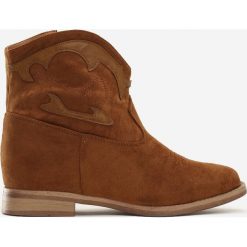 Camelowe Botki Dings. Brązowe koturny damskie Renee, bez obcasa, na koturnie, bez zapięcia. Za 139,99 zł.