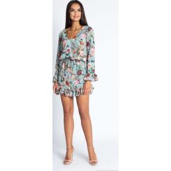 Ultrakobieca Sukienka w Kwiaty na Niebieskim Tle. Niebieskie sukienki damskie Molly.pl, s, w paski, z tkaniny, z falbankami, z długim rękawem, długie, mini. Za 209,90 zł.