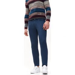 Spodnie długie męskie 5pocket, slim. Niebieskie spodnie męskie Top Secret, na co dzień, s, bez wzorów, z bawełny, długie. Za 79,99 zł.