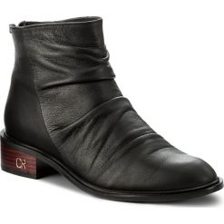 Botki CARINII - B4282 L23-000-POL-C58. Czarne buty zimowe damskie Carinii, ze skóry, na obcasie. W wyprzedaży za 239,00 zł.