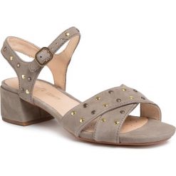 Sandały CLARKS - Sheer35 Strap 261484214 Sage Suede. Zielone klapki damskie Clarks, bez wzorów, ze skóry, bez obcasa, na obcasie. Za 429,00 zł.