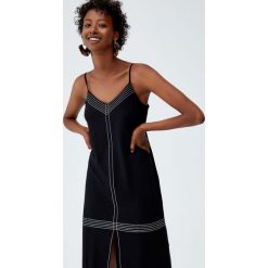 Sukienka z kontrastowymi szwami. Czarne sukienki damskie Pull&Bear, bez wzorów, z kontrastowym kołnierzykiem, bez rękawów. Za 62,90 zł.