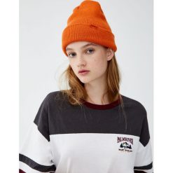 Koszulka z panelem i haftem. Szare t-shirty damskie marki Pull&Bear, z haftami. Za 49,90 zł.