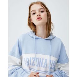 Bluza z pasami w stylu college. Szare bluzy damskie Pull&Bear, bez wzorów, bez rękawów, bez kaptura. Za 89,90 zł.