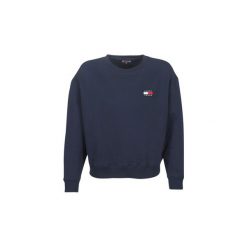 Bluzy Tommy Jeans TJW TOMMY BADGE CREW. Niebieskie bluzy damskie Tommy Jeans, s, bez wzorów, z jeansu, bez rękawów, bez kaptura. Za 389,00 zł.