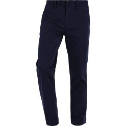 Tommy Jeans ESSENTIAL Chinosy black iris. Niebieskie chinosy męskie Tommy Jeans. W wyprzedaży za 359,20 zł.