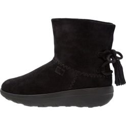 FitFlop MUKLUK SHORTY WITH TASSELS Botki na koturnie black. Czarne botki damskie na zamek FitFlop, z futra, na koturnie. W wyprzedaży za 519,20 zł.