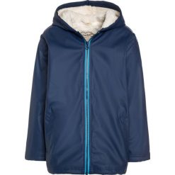 Hatley Kurtka przeciwdeszczowa navy. Niebieskie kurtki męskie marki Hatley, z materiału. W wyprzedaży za 131,45 zł.