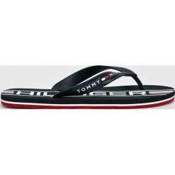 Tommy Hilfiger - Japonki. Niebieskie kapcie męskie TOMMY HILFIGER, z materiału, bez zapięcia. Za 139,90 zł.