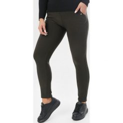 Ciemnozielone Spodnie Xenrynne. Zielone spodnie damskie Born2be, xl, bez wzorów, z tkaniny. Za 79,99 zł.