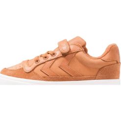 Hummel STADIL Tenisówki i Trampki glazed ginger. Brązowe trampki dziewczęce Hummel, ze skóry. W wyprzedaży za 215,20 zł.