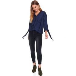 Bluzka długi rękaw o luźnym kroju, z rękawem kimono. Bluzki damskie Top Secret, bez wzorów, z jeansu, eleganckie, z dekoltem w serek, z długim rękawem. W wyprzedaży za 29,99 zł.