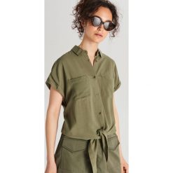 Koszula z wiązaniem - Khaki. Brązowe koszule damskie Cropp, s, bez wzorów, bez kołnierzyka, bez rękawów. W wyprzedaży za 19,99 zł.