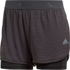 Spodenki adidas Two-in-One Chill Shorts W Grafitowe. Szare spodenki sportowe damskie Adidas, bez wzorów, eleganckie, do biegania. Za 129,99 zł.