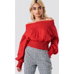 NA-KD Boho Bluzka z odkrytymi ramionami - Red. Czerwone bluzki damskie marki NA-KD Boho, bez wzorów, boho, bez kołnierzyka, z długim rękawem. W wyprzedaży za 48,78 zł.