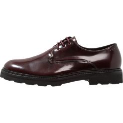 Royal RepubliQ ALIAS DERBY SHOE Oksfordki wine. Czerwone półbuty męskie Royal RepubliQ, bez wzorów, ze skóry, na sznurówki. Za 759,00 zł.
