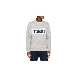 Bluzy Tommy Jeans DM0DM05257 PANEL LOGO CREW. Szare bluzy męskie Tommy Jeans, xl, bez wzorów, z jeansu, bez kołnierzyka, bez rękawów, bez kaptura. Za 295,98 zł.
