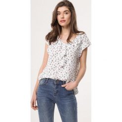 Biała Bluzka Indoor Plumb. Białe bluzki damskie Born2be, na imprezę, xl, bez wzorów, klasyczne, bez kołnierzyka, z krótkim rękawem. Za 39,99 zł.