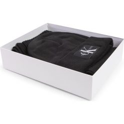 Zestaw Szalik i Czapka CALVIN KLEIN JEANS - J Basic Men Knitted Scarf+Beanie K50K505104 Bae. Czarne czapki męskie Calvin Klein Jeans, na zimę, bez wzorów, z wiskozy. W wyprzedaży za 259,00 zł.