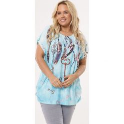 Jasnoniebieska Bluzka Amazingly. Niebieskie bluzki damskie Born2be, xl, z nadrukiem, z okrągłym kołnierzem, z krótkim rękawem. Za 39,99 zł.