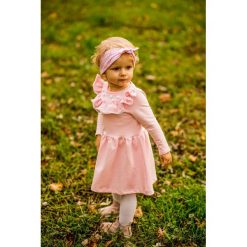 Sukienka z pomponikami Melanie Pink. Różowe sukienki niemowlęce marki Pakamera, w koronkowe wzory, z bawełny. Za 135,00 zł.