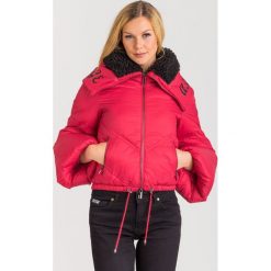 KURTKA PIKOWANA ARMANI EXCHANGE. Czerwone kurtki damskie Armani Exchange, xs, z aplikacjami, z materiału, bez kaptura. Za 641,40 zł.