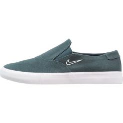 Nike SB PORTMORE Półbuty wsuwane deep jungle/barely green. Zielone trampki męskie marki Nike SB, z tworzywa sztucznego, na niskim obcasie. Za 269,00 zł.