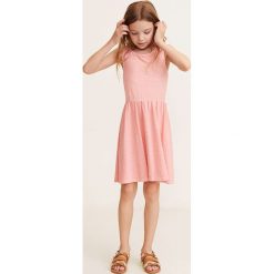 Mango Kids - Sukienka dziecięca Malena 110-164 cm. Różowe sukienki dziewczęce Mango Kids, bez wzorów, z bawełny, casualowe, bez rękawów, rozkloszowane. W wyprzedaży za 29,90 zł.