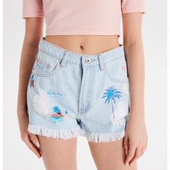 Jeansowe szorty High Waist z nadrukiem - Niebieski. Niebieskie szorty damskie Cropp, z nadrukiem, z jeansu, z podwyższonym stanem. Za 99,99 zł.