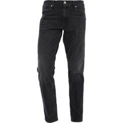 Wrangler GREENSBORO Jeansy Straight Leg black steam. Szare jeansy męskie marki Wrangler, l, z poliesteru, z kapturem. Za 379,00 zł.