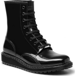 Kalosze GUESS - FLDTY3 RUB10 BLACK. Czarne kalosze damskie marki Guess, z aplikacjami, z tworzywa sztucznego. W wyprzedaży za 259,00 zł.
