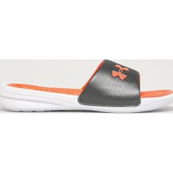 Under Armour - Klapki UA W Playmaker Fix. Szare klapki damskie Under Armour, bez wzorów, z gumy, bez obcasa, na obcasie. Za 129,90 zł.