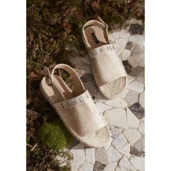 Beżowe Sandały Topiary. Brązowe espadryle damskie Born2be, bez wzorów, bez obcasa, bez zapięcia. W wyprzedaży za 54,99 zł.