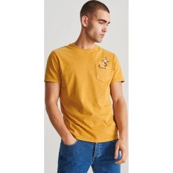 T-shirt z kieszenią i nadrukiem - Pomarańczowy. Pomarańczowe t-shirty męskie Reserved, s, z nadrukiem, bez kołnierzyka. Za 49,99 zł.
