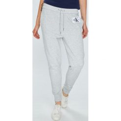 Calvin Klein Jeans - Spodnie. Szare spodnie damskie Calvin Klein Jeans, s, z bawełny, z podwyższonym stanem. W wyprzedaży za 319,90 zł.