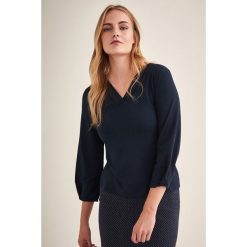 Bluzka w kolorze granatowym. Niebieskie bluzki damskie TATUUM, s, bez wzorów, z bawełny, bez kołnierzyka, bez rękawów. W wyprzedaży za 74,95 zł.