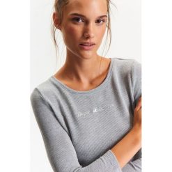 SWETER DŁUGI RĘKAW DAMSKI, CIENKI Z NAPISEM Z PRZODU. Niebieskie swetry damskie Top Secret, na jesień, z napisami, z jeansu, z długim rękawem, długie, bez kaptura. W wyprzedaży za 19,99 zł.