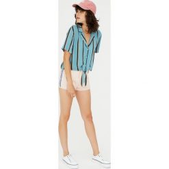 Koszula z kołnierzykiem z klapami i węzłem. Niebieskie koszule body marki Pull&Bear. Za 59,90 zł.