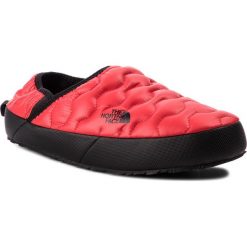Kapcie THE NORTH FACE - Thermoball Traction Mule IV T9331E5QY Shiny Tnf Red/Tnf Black. Czerwone kapcie męskie The North Face, z materiału. W wyprzedaży za 149,00 zł.