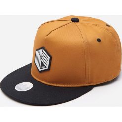 Czapka snapback z aplikacją - Beżowy. Brązowe czapki męskie House, z aplikacjami. W wyprzedaży za 19,99 zł.