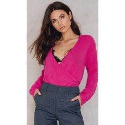 NA-KD Trend Sweter z kopertowym dekoltem - Pink. Różowe swetry klasyczne damskie marki NA-KD Trend, z elastanu. W wyprzedaży za 48,78 zł.
