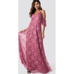Trendyol Sukienka maxi Rose Dry - Pink. Różowe sukienki damskie Trendyol, z haftami, z koronki, bez kołnierzyka, bez rękawów, maxi, z odkrytymi ramionami. Za 303,95 zł.
