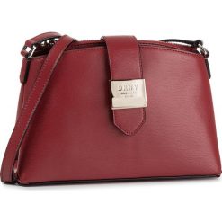 Torebka DKNY Lyla-Cbody R94E3F69. Czerwone listonoszki damskie DKNY, bez wzorów, bez dodatków. W wyprzedaży za 579,00 zł.