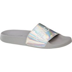 Klapki damskie Kendall + Kylie popielate. Szare klapki damskie KENDALL + KYLIE, bez wzorów, z materiału, bez obcasa. Za 99,90 zł.
