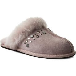 Kapcie UGG - W Scuffette II Studded Bling 1092306 W/Slpn. Różowe klapki damskie Ugg, z aplikacjami, z wełny, bez obcasa. W wyprzedaży za 369,00 zł.