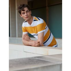 T-shirt w paski z piki. Białe t-shirty męskie na lato, m, w paski, z tkaniny, krótkie. W wyprzedaży za 19,99 zł.