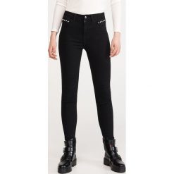 Jeansy slim z bawełną organiczną - Czarny. Czarne jeansy damskie Reserved. W wyprzedaży za 69,99 zł.
