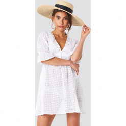 Trendyol Plażowa sukienka midi - White. Białe sukienki damskie Trendyol, na plażę, z haftami, z bawełny, bez kołnierzyka, bez rękawów, midi. Za 141,95 zł.